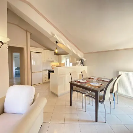 Valeria's 아파트 아르고스톨리온